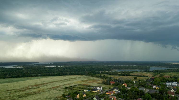 Heftige Gewitter und Unwetter haben am Samstagmittag auch Ostdeutschland erreicht. In Nordsachsen, an der Grenze zu Brandenburg formierte sich eine Gewitterfront und zog nach Nordosten in Richtung polnischer Grenze. Der Aufzug zeigte sich bedrohlich, Drohnenaufnahmen zeigen schwere Sturmböen am Erdboden Staub und Dreck werden aufgewühlt. Auf der A 15 bei Groß Lübbenau ging es nur stockend voran, heftiger Starkregen und kleinkörniger Hagel beeinträchtigte die Sicht. In Kalkwitz auf der Wiesenstrasse kamen die umlegenden Feuerwehren zum Einsatz. Gemeldet wurde ein Brand durch Blitzschlag. Der Starkregen hat das Feuer aber bereits eigenständig gelöscht. Mit dem Durchzug der Gewitterfront hieß es im Osten durchlüften. Kalkwitz Br
