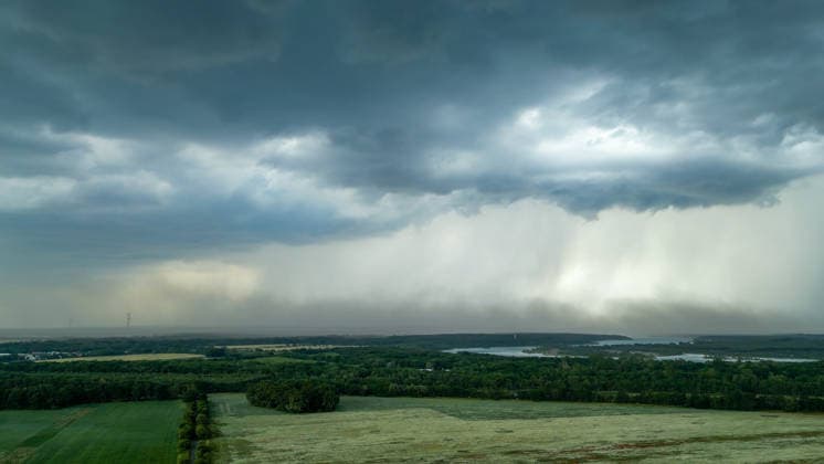 Heftige Gewitter und Unwetter haben am Samstagmittag auch Ostdeutschland erreicht. In Nordsachsen, an der Grenze zu Brandenburg formierte sich eine Gewitterfront und zog nach Nordosten in Richtung polnischer Grenze. Der Aufzug zeigte sich bedrohlich, Drohnenaufnahmen zeigen schwere Sturmböen am Erdboden Staub und Dreck werden aufgewühlt. Auf der A 15 bei Groß Lübbenau ging es nur stockend voran, heftiger Starkregen und kleinkörniger Hagel beeinträchtigte die Sicht. In Kalkwitz auf der Wiesenstrasse kamen die umlegenden Feuerwehren zum Einsatz. Gemeldet wurde ein Brand durch Blitzschlag. Der Starkregen hat das Feuer aber bereits eigenständig gelöscht. Mit dem Durchzug der Gewitterfront hieß es im Osten durchlüften. Kalkwitz Br