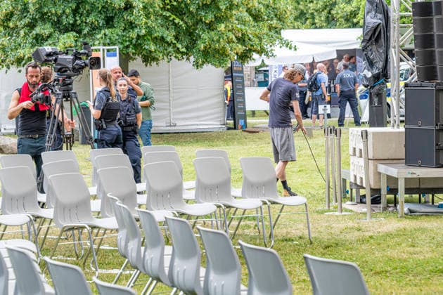 Unwetterwarung am Tag der offenen Tür EUR, Deutschland, Berlin, 20.06.2026: Unwetterwarnung ! Mitarbeiter fordern die Besucher per Megafon zum verlassen des Geländes auf. Eine Sturmfront erreicht Berlin. Herabfallende Äste könnten die Besucher erschlagen. Bis 16 Uhr ist das Gelände gesperrt. Tag der offen Tür im Finanzministerium. Besuchergruppen, Familien feiern im Innenhof des Bundesfinanzministerium - bei großer Hitze im Schatten der Bäume. *** Severe Weather Warning on Open House Day, EUR, Germany, Berlin, June 20, 2026 Severe weather warning Staff use megaphones to urge visitors to leave the grounds A storm front is reaching Berlin Falling branches could strike and kill visitors The grounds will be closed until 4 p.m. Open Hou