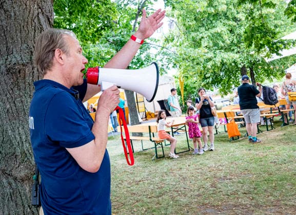 Unwetterwarung am Tag der offenen Tür EUR, Deutschland, Berlin, 20.06.2026: Unwetterwarnung ! Mitarbeiter fordern die Besucher per Megafon zum verlassen des Geländes auf. Eine Sturmfront erreicht Berlin. Herabfallende Äste könnten die Besucher erschlagen. Bis 16 Uhr ist das Gelände gesperrt. Tag der offen Tür im Finanzministerium. Besuchergruppen, Familien feiern im Innenhof des Bundesfinanzministerium - bei großer Hitze im Schatten der Bäume. *** Severe Weather Warning on Open House Day, EUR, Germany, Berlin, June 20, 2026 Severe weather warning Staff use megaphones to urge visitors to leave the grounds A storm front is reaching Berlin Falling branches could strike and kill visitors The grounds will be closed until 4 p.m. Open Hou