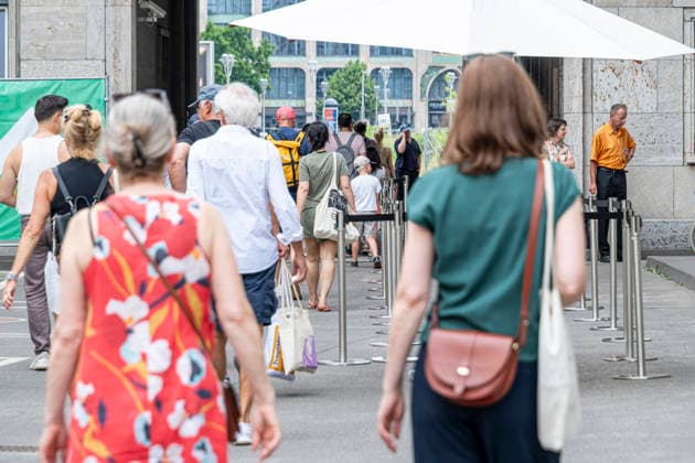 Unwetterwarung am Tag der offenen Tür EUR, Deutschland, Berlin, 20.06.2026: Unwetterwarnung ! Mitarbeiter fordern die Besucher per Megafon zum verlassen des Geländes auf. Eine Sturmfront erreicht Berlin. Herabfallende Äste könnten die Besucher erschlagen. Bis 16 Uhr ist das Gelände gesperrt. Tag der offen Tür im Finanzministerium. Besuchergruppen, Familien feiern im Innenhof des Bundesfinanzministerium - bei großer Hitze im Schatten der Bäume. *** Severe Weather Warning on Open House Day, EUR, Germany, Berlin, June 20, 2026 Severe weather warning Staff use megaphones to urge visitors to leave the grounds A storm front is reaching Berlin Falling branches could strike and kill visitors The grounds will be closed until 4 p.m. Open Hou