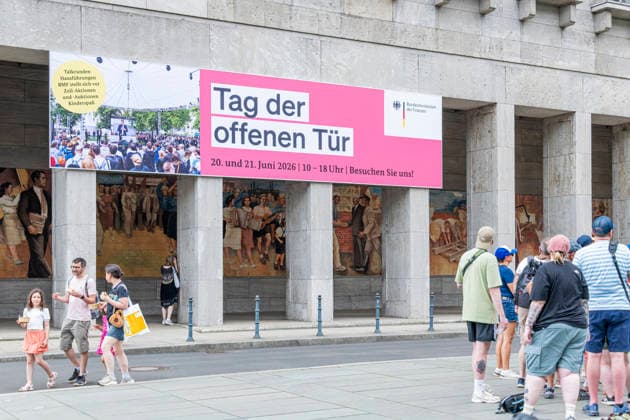 Unwetterwarung am Tag der offenen Tür EUR, Deutschland, Berlin, 20.06.2026: Unwetterwarnung ! Mitarbeiter fordern die Besucher per Megafon zum verlassen des Geländes auf. Eine Sturmfront erreicht Berlin. Herabfallende Äste könnten die Besucher erschlagen. Bis 16 Uhr ist das Gelände gesperrt. Tag der offen Tür im Finanzministerium. Besuchergruppen, Familien feiern im Innenhof des Bundesfinanzministerium - bei großer Hitze im Schatten der Bäume. *** Severe Weather Warning on Open House Day, EUR, Germany, Berlin, June 20, 2026 Severe weather warning Staff use megaphones to urge visitors to leave the grounds A storm front is reaching Berlin Falling branches could strike and kill visitors The grounds will be closed until 4 p.m. Open Hou
