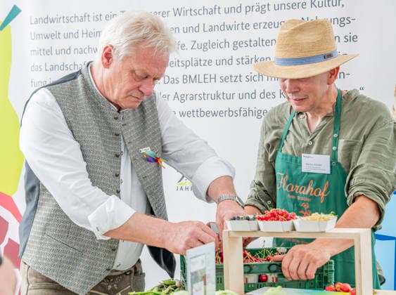 Alois Rainer EUR, Deutschland, Berlin, 20.06.2026: Alois Rainer (CSU) Bundesminister für Landwirtschaft, Ernährung und Heimat besucht Aussteller am Tag der offenen Tür im Bundeslandwirtschaftsministerium. Im Gespräch mit Besuchern, Gästen und Aussteller. *** Alois Rainer EUR, Germany, Berlin, June 20, 2026 Alois Rainer, CSU Federal Minister of Agriculture, Food, and Home Affairs, visits exhibitors at the Open House at the Federal Ministry of Agriculture. Talking with visitors, guests, and exhibitors,detected_source_language