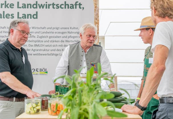 Alois Rainer EUR, Deutschland, Berlin, 20.06.2026: Alois Rainer (CSU) Bundesminister für Landwirtschaft, Ernährung und Heimat besucht Aussteller am Tag der offenen Tür im Bundeslandwirtschaftsministerium. Im Gespräch mit Besuchern, Gästen und Aussteller. *** Alois Rainer EUR, Germany, Berlin, June 20, 2026 Alois Rainer, CSU Federal Minister of Agriculture, Food, and Home Affairs, visits exhibitors at the Open House at the Federal Ministry of Agriculture. Talking with visitors, guests, and exhibitors,detected_source_language
