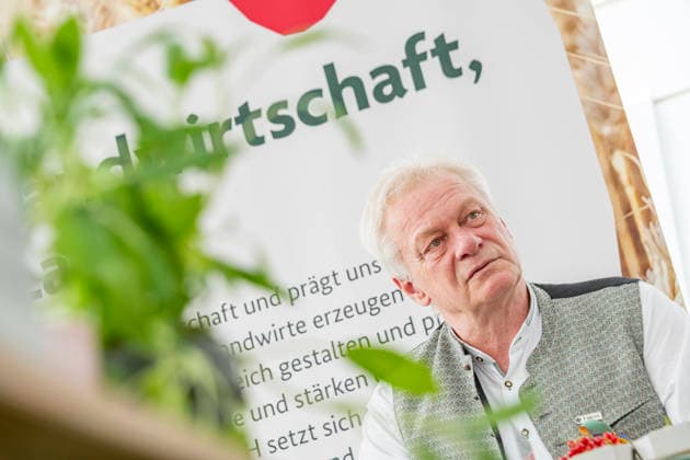 Alois Rainer EUR, Deutschland, Berlin, 20.06.2026: Alois Rainer (CSU) Bundesminister für Landwirtschaft, Ernährung und Heimat besucht Aussteller am Tag der offenen Tür im Bundeslandwirtschaftsministerium. Im Gespräch mit Besuchern, Gästen und Aussteller. *** Alois Rainer EUR, Germany, Berlin, June 20, 2026 Alois Rainer, CSU Federal Minister of Agriculture, Food, and Home Affairs, visits exhibitors at the Open House at the Federal Ministry of Agriculture. Talking with visitors, guests, and exhibitors,detected_source_language