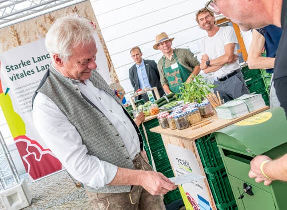 Alois Rainer EUR, Deutschland, Berlin, 20.06.2026: Grüße aus Berlin! Eine Initiative einer Kooperative für mehr Biologische Landwirtschaft - Briefpost von Alois Rainer (CSU) Bundesminister für Landwirtschaft, Ernährung und Heimat besucht Aussteller am Tag der offenen Tür im Bundeslandwirtschaftsministerium. Im Gespräch mit Besuchern, Gästen und Aussteller. *** Alois Rainer EUR, Germany, Berlin, June 20, 2026 Greetings from Berlin An initiative by a cooperative to promote organic farming Letter from Alois Rainer CSU Federal Minister of Agriculture, Food, and Home Affairs visits exhibitors at the Open House at the Federal Ministry of Agriculture Talking with visitors, guests, and exhibitors,detected_source_language