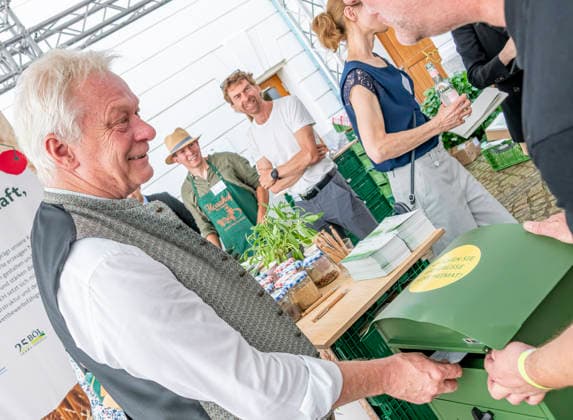 Alois Rainer EUR, Deutschland, Berlin, 20.06.2026: Grüße aus Berlin! Eine Initiative einer Kooperative für mehr Biologische Landwirtschaft - Briefpost von Alois Rainer (CSU) Bundesminister für Landwirtschaft, Ernährung und Heimat besucht Aussteller am Tag der offenen Tür im Bundeslandwirtschaftsministerium. Im Gespräch mit Besuchern, Gästen und Aussteller. *** Alois Rainer EUR, Germany, Berlin, June 20, 2026 Greetings from Berlin An initiative by a cooperative to promote organic farming Letter from Alois Rainer CSU Federal Minister of Agriculture, Food, and Home Affairs visits exhibitors at the Open House at the Federal Ministry of Agriculture Talking with visitors, guests, and exhibitors,detected_source_language