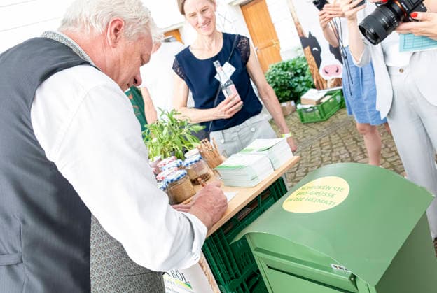Alois Rainer EUR, Deutschland, Berlin, 20.06.2026: Grüße aus Berlin! Eine Initiative einer Kooperative für mehr Biologische Landwirtschaft - Briefpost von Alois Rainer (CSU) Bundesminister für Landwirtschaft, Ernährung und Heimat besucht Aussteller am Tag der offenen Tür im Bundeslandwirtschaftsministerium. Im Gespräch mit Besuchern, Gästen und Aussteller. *** Alois Rainer EUR, Germany, Berlin, June 20, 2026 Greetings from Berlin An initiative by a cooperative to promote organic farming Letter from Alois Rainer CSU Federal Minister of Agriculture, Food, and Home Affairs visits exhibitors at the Open House at the Federal Ministry of Agriculture Talking with visitors, guests, and exhibitors,detected_source_language