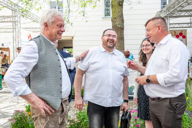 Alois Rainer + Czeslaw Adam Siekierski EUR, Deutschland, Berlin, 20.06.2026: (links) Alois Rainer (CSU) Bundesminister für Landwirtschaft, Ernährung und Heimat trifft Czeslaw Adam Siekierski (mitte) den ehemaligen Polnischen Agrarminister am Tag der offenen Tür im Bundeslandwirtschaftsministerium. Im Gespräch mit Besuchern, Gästen und Aussteller. *** Alois Rainer Czeslaw Adam Siekierski EUR, Germany, Berlin, June 20, 2026. On the left, Alois Rainer (CSU), Federal Minister of Agriculture, Food, and Home Affairs, meets Czeslaw Adam Siekierski (center), the former Polish Minister of Agriculture, at the Open House at the Federal Ministry of Agriculture. He is speaking with visitors, guests, and exhibitors.,detected_source_language