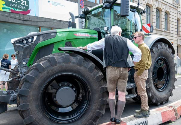 Alois Rainer EUR, Deutschland, Berlin, 20.06.2026: Landwirtschaftliche Fahrzeuge, Traktoren - Alois Rainer (CSU) Bundesminister für Landwirtschaft, Ernährung und Heimat besucht Aussteller am Tag der offenen Tür im Bundeslandwirtschaftsministerium. Im Gespräch mit Besuchern, Gästen und Aussteller. *** Alois Rainer EUR, Germany, Berlin, June 20, 2026 Agricultural vehicles, tractors Alois Rainer, CSU Federal Minister of Agriculture, Food, and Home Affairs, visits exhibitors at the Open House at the Federal Ministry of Agriculture Talking with visitors, guests, and exhibitors,detected_source_language