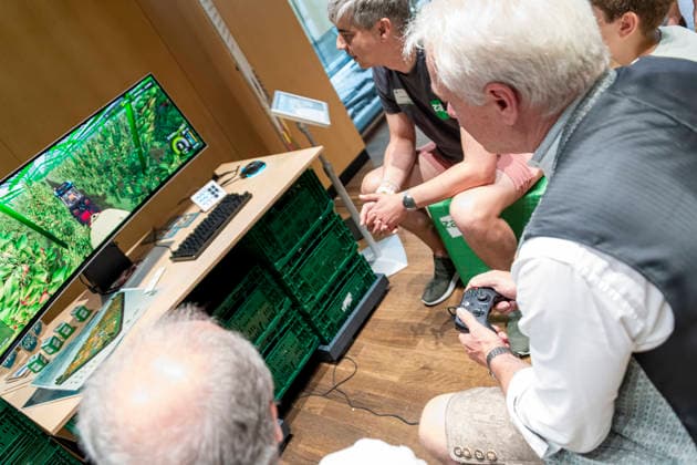 Alois Rainer EUR, Deutschland, Berlin, 20.06.2026: Trainieren, lernen und vermitteln von Pruktionsabläufen auf spielerische Art - mittels einer Spielkonsole. Alois Rainer (CSU) Bundesminister für Landwirtschaft, Ernährung und Heimat besucht Aussteller am Tag der offenen Tür im Bundeslandwirtschaftsministerium. Im Gespräch mit Besuchern, Gästen und Aussteller. *** Alois Rainer EUR, Germany, Berlin, June 20, 2026 Training, learning, and teaching production processes in a playful way using a game console Alois Rainer (CSU), Federal Minister of Agriculture, Food, and Home Affairs, visits exhibitors at the Open House at the Federal Ministry of Agriculture Talking with visitors, guests, and exhibitors,detected_source_language