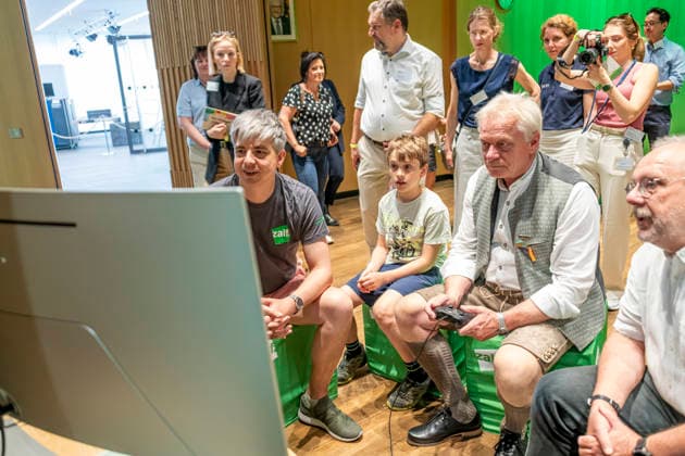 Alois Rainer EUR, Deutschland, Berlin, 20.06.2026: Trainieren, lernen und vermitteln von Pruktionsabläufen auf spielerische Art - mittels einer Spielkonsole. Alois Rainer (CSU) Bundesminister für Landwirtschaft, Ernährung und Heimat besucht Aussteller am Tag der offenen Tür im Bundeslandwirtschaftsministerium. Im Gespräch mit Besuchern, Gästen und Aussteller. *** Alois Rainer EUR, Germany, Berlin, June 20, 2026 Training, learning, and teaching production processes in a playful way using a game console Alois Rainer (CSU), Federal Minister of Agriculture, Food, and Home Affairs, visits exhibitors at the Open House at the Federal Ministry of Agriculture Talking with visitors, guests, and exhibitors,detected_source_language