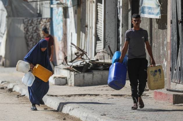 Residents Struggle to Access Drinking Water in Nuseirat Camp NUSEIRAT REFUGEE CAMP, CENTRAL GAZA STRIP JUNE 2026: Residents of Nuseirat refugee camp face increasing difficulties in obtaining drinking water and municipal water supplies amid ongoing shortages. Families dig makeshift pits in an effort to collect limited amounts of water to meet their daily needs. The scarcity of water continues to affect thousands of residents across the camp. NUSEIRAT, GAZA STRIP Palestine, State of Copyright: x xRamzixAbuxAmerx xJNAxPressx