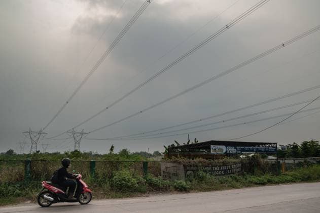 Power Outage in Tangerang, Indonesia TANGERANG, INDONESIA - JUNE 20, 2026: Indonesian state-owned electricity company, Perusahaan Listrik Negara (PLN), announced a power outage in several areas of Tangerang on June 20, 2026. This is part of PLN s recent repeated blackouts across Java due to coal shortages. PLN is currently accelerating the signing of contracts with coal suppliers, particularly for medium rank coal, which is widely used in coal power plants. Tangerang Indonesia Copyright: x xGabrixPerboirexWilhelminhoxRinggixSenggax xJNAxPressx