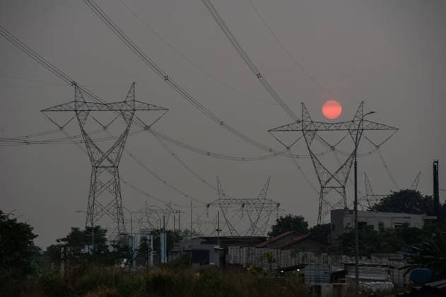 Power Outage in Tangerang, Indonesia TANGERANG, INDONESIA - JUNE 20, 2026: Indonesian state-owned electricity company, Perusahaan Listrik Negara (PLN), announced a power outage in several areas of Tangerang on June 20, 2026. This is part of PLN s recent repeated blackouts across Java due to coal shortages. PLN is currently accelerating the signing of contracts with coal suppliers, particularly for medium rank coal, which is widely used in coal power plants. Tangerang Indonesia Copyright: x xGabrixPerboirexWilhelminhoxRinggixSenggax xJNAxPressx
