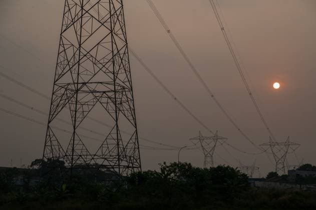 Power Outage in Tangerang, Indonesia TANGERANG, INDONESIA - JUNE 20, 2026: Indonesian state-owned electricity company, Perusahaan Listrik Negara (PLN), announced a power outage in several areas of Tangerang on June 20, 2026. This is part of PLN s recent repeated blackouts across Java due to coal shortages. PLN is currently accelerating the signing of contracts with coal suppliers, particularly for medium rank coal, which is widely used in coal power plants. Tangerang Indonesia Copyright: x xGabrixPerboirexWilhelminhoxRinggixSenggax xJNAxPressx