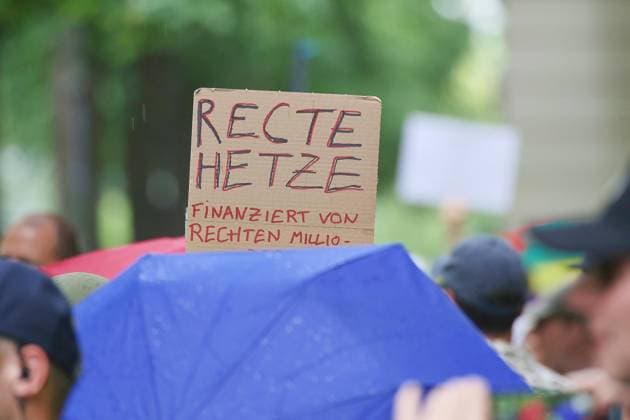 Berlin, Deutschland, 20.06.2026: Fahrraddemo unter der Überschrift Gegen rechte Medienportale! : Im Bezirk Kreuzberg haben sich etwa 50 Personen versammelt, um gegen die Nachrichtenportale Apollo News und gegen das von Ex-Bild-Chefredakteur Julian Reichelt gegründete Nius zu protestieren *** Berlin, Germany, June 20, 2026 Copyright: xdtsxNachrichtenagenturx dts_124207