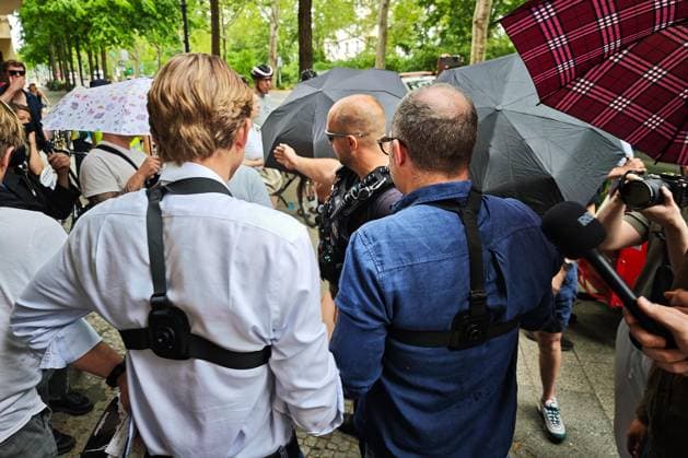 Berlin, Deutschland, 20.06.2026: Fahrraddemo unter der Überschrift Gegen rechte Medienportale! : Im Bezirk Kreuzberg haben sich etwa 50 Personen versammelt, um gegen die Nachrichtenportale Apollo News und Nius zu protestieren. Apollo-Chef Max Mannhart und Nius-Chef Julian Reichelt mischen sich unter die Protestler, die Polizei ordnet vor Ort die Verhältnisse *** Berlin, Germany, June 20, 2026 Copyright: xdtsxNachrichtenagenturx dts_124202