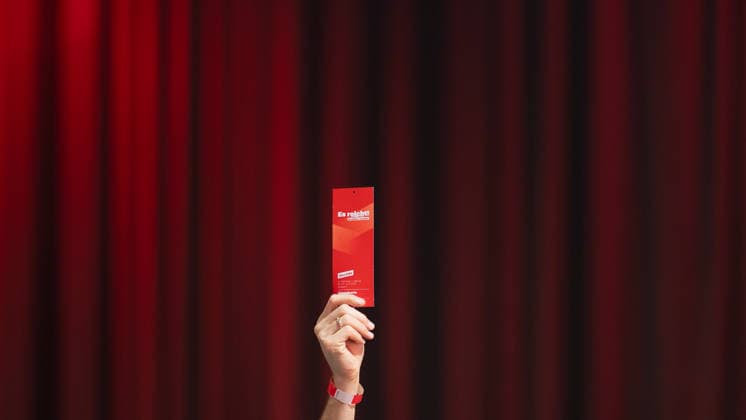 Hand von Sören Pellmann, Fraktionsvorsitzender im Bundestag, während einer Abstimmung mit Stimmkarte;Bundesparteitag Die Linke in Potsdam - Potsdamer Parteitag 2026, Potsdam Brandenburg Deutschland Metropolis-Halle *** Sören Pellmann, parliamentary group leader in the Bundestag, holding a voting card during a vote at the federal party convention of Die Linke in Potsdam; 2026 Potsdam Party Convention, Potsdam, Brandenburg, Germany; Metropolis Hall,detected_source_language