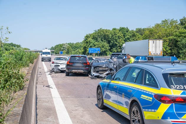 RECORD DATE NOT STATED Zwei Tote nach schwerer Karambolage auf A5 bei Appenweier: Mehrere Fahrzeuge kollidieren auf der Autobahn - zwei Frauen sterben, drei weitere werden verletzt - großes Trümmerfeld auf der Fahrbahn - DRK muss zahlreiche Autofahrer bei sommerlicher Hitze i Zwei schwere Verkehrsunfälle auf der Nordfahrbahn der A5 bei Appenweier haben am Samstagmittag ein Großaufgebot von Rettungs- und Einsatzkräften auf den Plan gerufen. Nach derzeitigem Kenntnisstand kam es kurz nach 11.30 Uhr auf der Nordfahrbahn der A5 in Höhe der Autobahnraststätte Renchtal im Zuge eines Fahrstreifenwechsels vom mittleren auf den linken Fahrstreifen zu einer seitlichen Kollision zwischen zwei Pkw. Aufgrund der hohen Geschwindigkeit verloren beide Fahrzeugführer die Copyright: xHenryxMungenastx xEinsatzReport24x