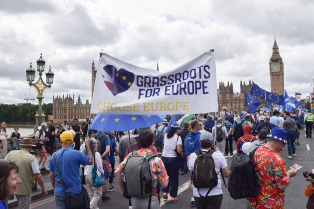 June 20, 2026, London, England, United Kingdom: Protesters pass over Westminster Bridge during the National Rejoin March, calling on the UK government to rejoin the European Union. London United Kingdom - ZUMAv130 20260620_zip_v130_014 Copyright: xVukxValcicx