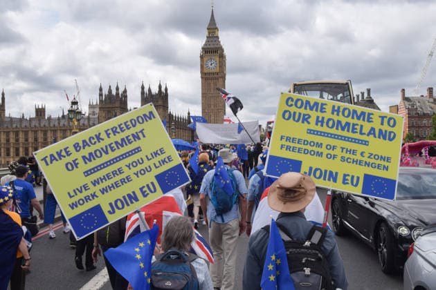 June 20, 2026, London, England, United Kingdom: Protesters pass over Westminster Bridge during the National Rejoin March, calling on the UK government to rejoin the European Union. London United Kingdom  - ZUMAv130 20260620_zip_v130_015 Copyright: xVukxValcicx