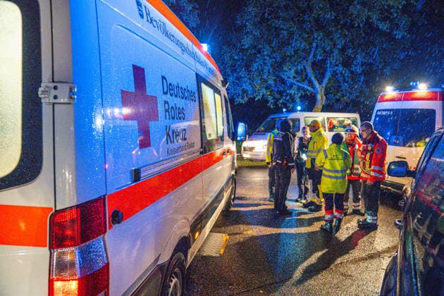 Mehrere Verletzte nach Blitzeinschlag auf Sportplatz in Rastatt: Blitz schlägt während schwerem Gewitter in Zeltplatz von Handballfest auf Sportplatz ein - neun Personen werden verletzt, eine davon schwer - Feuerwehr und Rettungskräfte rücken in der N Das schwere Gewitter in der Nacht zu Samstag hatte in Rastatt dramatische Folgen: Auf dem Sportplatz in Rastatt-Niederbühl ist es zu einem Blitzeinschlag auf dem Zeltplatz des dortigen Handballfestes gekommen. Zahlreiche Kinder und Erwachsene, die dort im Rahmen des Festes übernachteten, wurden von dem aufziehenden Unwetter überrascht. Nach ersten Erkenntnissen der Polizei schlug der Blitz direkt auf dem Zeltplatz ein. Dabei wurden insgesamt neun Menschen verletzt. Eine Person erlitt sc Copyright: xHenryxMungenastx xEinsatzReport24x