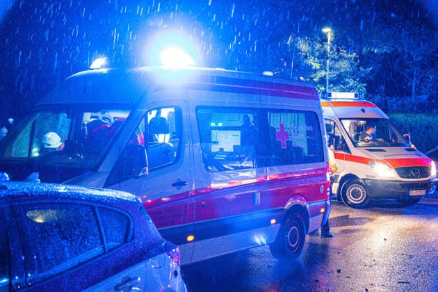 Mehrere Verletzte nach Blitzeinschlag auf Sportplatz in Rastatt: Blitz schlägt während schwerem Gewitter in Zeltplatz von Handballfest auf Sportplatz ein - neun Personen werden verletzt, eine davon schwer - Feuerwehr und Rettungskräfte rücken in der N Das schwere Gewitter in der Nacht zu Samstag hatte in Rastatt dramatische Folgen: Auf dem Sportplatz in Rastatt-Niederbühl ist es zu einem Blitzeinschlag auf dem Zeltplatz des dortigen Handballfestes gekommen. Zahlreiche Kinder und Erwachsene, die dort im Rahmen des Festes übernachteten, wurden von dem aufziehenden Unwetter überrascht. Nach ersten Erkenntnissen der Polizei schlug der Blitz direkt auf dem Zeltplatz ein. Dabei wurden insgesamt neun Menschen verletzt. Eine Person erlitt sc Copyright: xHenryxMungenastx xEinsatzReport24x