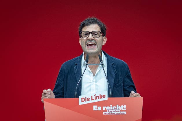 Luigi Pantisano, während seiner Bewerbungsrede vor seiner Wahl als Parteivorsitzender;Bundesparteitag Die Linke in Potsdam - Potsdamer Parteitag 2026, Potsdam Brandenburg Deutschland Metropolis-Halle *** Luigi Pantisano, during his campaign speech prior to his election as party chair at the federal party convention of Die Linke in Potsdam; 2026 Potsdam Party Convention, Potsdam, Brandenburg, Germany; Metropolis Halle,detected_source_language
