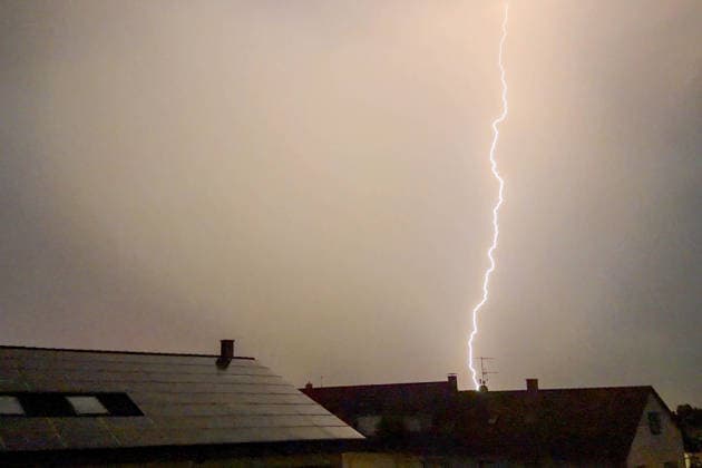 Heftiges Gewitter zieht über den Südwesten: Blitze zucken im Sekundentakt über Karlsruhe und erhellen den Nachthimmel - zahlreiche Blitzeinschläge waren zu verzeichnen - in Pforzheim muss die Feuerwehr zu einem Sturmschaden ausrücken Eine markante Gewitterfront zog in der Nacht auf Samstag über den Südwesten hinweg. In einem Streifen zwischen Rastatt, über Karlsruhe und Pforzheim, sorgte kräftiges Gewitter mit Starkregen und Sturmböen für Abkühlung. Besonders beeindruckend war dabei das intensive Gewitter. Zahlreiche spektakuläre Blitzeinschläge, gefolgt von heftigem Donnergrollen waren die Folge. Teilweise zuckten die Blitze im Sekundentakt am Nachthimmel. In Pforzheim knickte durch den Sturm ein Ast eines Baumes am Sonnenhof Copyright: xFabianxGeierx xEinsatzReport24x