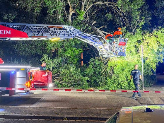 Heftiges Gewitter zieht über den Südwesten: Blitze zucken im Sekundentakt über Karlsruhe und erhellen den Nachthimmel - zahlreiche Blitzeinschläge waren zu verzeichnen - in Pforzheim muss die Feuerwehr zu einem Sturmschaden ausrücken Eine markante Gewitterfront zog in der Nacht auf Samstag über den Südwesten hinweg. In einem Streifen zwischen Rastatt, über Karlsruhe und Pforzheim, sorgte kräftiges Gewitter mit Starkregen und Sturmböen für Abkühlung. Besonders beeindruckend war dabei das intensive Gewitter. Zahlreiche spektakuläre Blitzeinschläge, gefolgt von heftigem Donnergrollen waren die Folge. Teilweise zuckten die Blitze im Sekundentakt am Nachthimmel. In Pforzheim knickte durch den Sturm ein Ast eines Baumes am Sonnenhof Copyright: xFabianxGeierx xEinsatzReport24x