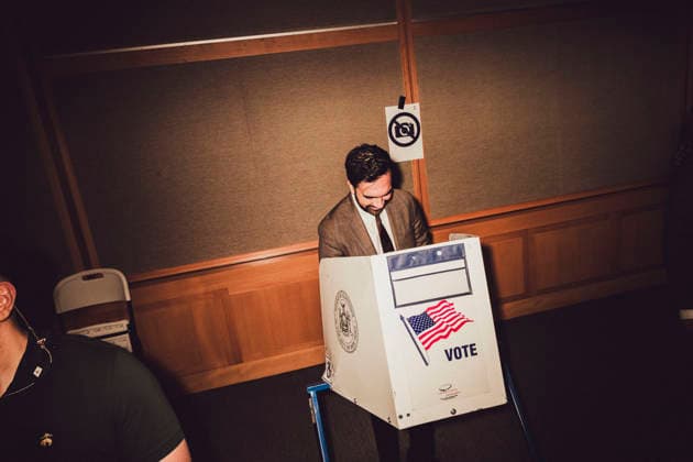 June 20, 2026, New York, New York, USA: New York City Mayor ZOHRAN MAMDANI casts his early voting ballot at the Metropolitan Museum of Art on the Upper East Side for New York City s primary election on Tuesday. New York USA - ZUMAp287 20260620_znp_p287_004 Copyright: xFarhadxParsax