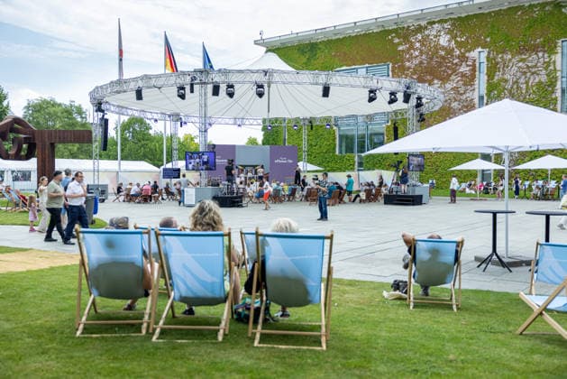 Tag der offenen Tür: Auf einen Blick hinter die Kulissen des Regierungsviertels. Deutschöand, Berlin am 20. Juni, 2026: Das Bundeskanzleramt öffnete seine Tore für Besucher, Familien und Bürger, die sich bei zahlreichen Angeboten über die Arbeit der Bundesregierung informierten etwa beim Bühnen‘ und Kinderprogramm im Hof des Kanzleramtes. *** Open House