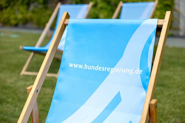 Tag der offenen Tür: Auf einen Blick hinter die Kulissen des Regierungsviertels. Deutschöand, Berlin am 20. Juni, 2026: Das Bundeskanzleramt öffnete seine Tore für Besucher, Familien und Bürger, die sich bei vielfältigen Angeboten über die Arbeit der Bundesregierung informierten. Im Bild Liegestuhl im Blau mit www.Bundesregierung.de. *** Open House