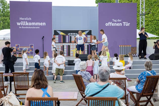 Tag der offenen Tür: Auf einen Blick hinter die Kulissen des Regierungsviertels. Deutschöand, Berlin am 20. Juni, 2026: Das Bundeskanzleramt öffnete seine Tore für Besucher, Familien und Bürger, die sich bei zahlreichen Angeboten über die Arbeit der Bundesregierung informierten etwa beim Bühnen‘ und Kinderprogramm im Hof des Kanzleramtes. *** Open House