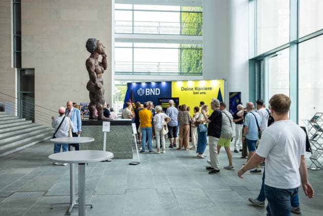 Tag der offenen Tür: Auf einen Blick hinter die Kulissen des Regierungsviertels. Deutschöand, Berlin am 20. Juni, 2026: Das Bundeskanzleramt öffnete seine Tore für Besucher, Familien und Bürger, die sich bei vielfältigen Angeboten über die Arbeit der Bundesregierung informierten. Der Bundesnachrichtendienst (BND) nutzte die Veranstaltung, um über Karrierewege zu informieren und neue Rekruten anzusprechen. *** Open House