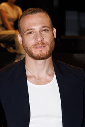 News - Dolce&Gabbana Spring 2027 Men s Collections Show - Celebrities MILAN, ITALY - JUNE 20, 2026: Kerem Bursin leaves the Dolce&amp;Gabbana Men s Spring Summer 2027 collection runway show during the Milan Fashion Week Menswear in Milan, Italy. Photo: Cinzia Camela. Milan Metropol Italy Copyright: xCinziaxCamelax xLiveMediax LPN_2529186