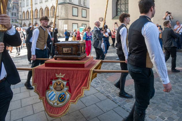 Muenchen Brauertag auf dem Marienplatz, Brauer mit der Lade des Reinheitsgebotes beim Einzug in den Alten Peter *** Munich Brewers Day on Marienplatz; brewers carrying the Purity Law on a cart as they enter the Alter Peter,detected_source_language