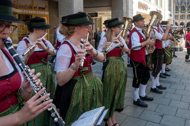 Muenchen Brauertag auf dem Marienplatz, die Blasmusik Kapelle aus Aschheim beim Einzug in den Alten Peter *** Munich Brewers Day on Marienplatz; the brass band from Aschheim marching into the Alter Peter,detected_source_language