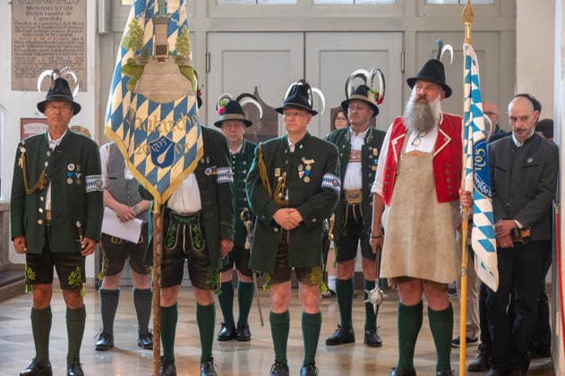 Muenchen Brauertag auf dem Marienplatz, die Gebirgsschuetzenkompanie Miesbach-Parsberg-Wies im Alten Peter *** Munich Brewers Day at Marienplatz; the Miesbach-Parsberg-Wies Mountain Rifle Company at the Alter Peter,detected_source_language