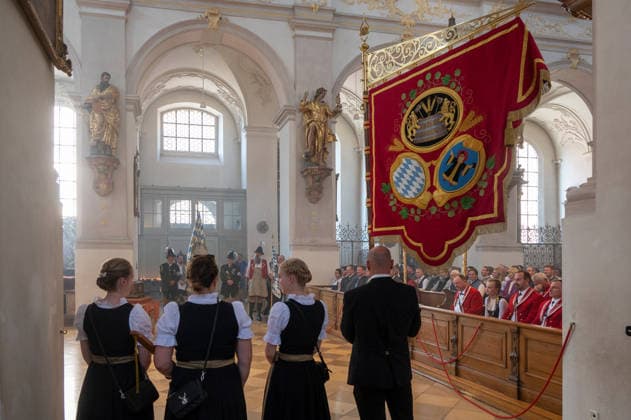 Muenchen Brauertag auf dem Marienplatz, die Zunftfahne der Brauer und Maelzer im Alten Peter *** Munich Brewers Day on Marienplatz; the guild flag of the brewers and maltsters at the Alter Peter,detected_source_language