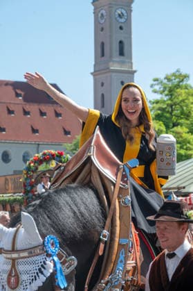 Muenchen Brauertag auf dem Marienplatz, das Muenchner Kindl Sina Hochreiter vor dem Einzug in den Alten Peter *** Munich Brewers Day on Marienplatz; Munichs Kindl, Sina Hochreiter, before the procession into the Alter Peter,detected_source_language