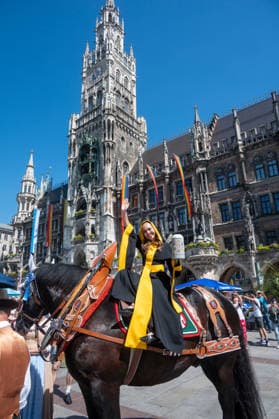 Muenchen Brauertag auf dem Marienplatz, das Muenchner Kindl Sina Hochreitervor dem Neuen Muechner Rathaus *** Munich Brewers Day on Marienplatz; Munichs Kindl, Sina Hochreiter, in front of the New Munich City Hall,detected_source_language
