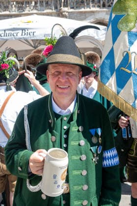 Muenchen Brauertag auf dem Marienplatz, Robert Brannekaemper, MdL von der Gebirgsschuetzenkompanie Miesbach-Parsberg-Wies *** Munich Brewers Day at Marienplatz, Robert Brannekaemper, Member of the State Parliament from the Miesbach-Parsberg-Wies Mountain Rifle Company,detected_source_language