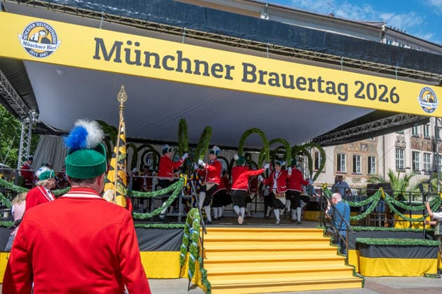 Muenchen, beim Brauertag auf dem Marienplatz traditionel tanzen die Original Muenchner Schaeffler *** Munich