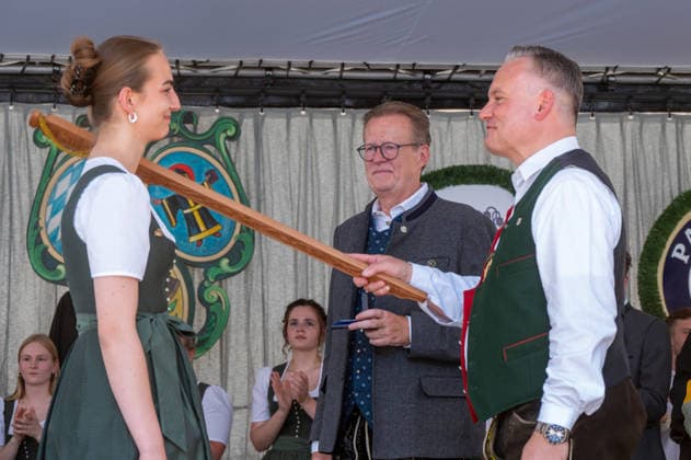 Muenchen, bei Brauertag auf dem Marienplatz Freisprechung der Jungbrauer und Brauerinnen mit der Ferula durch Wirtschaftsreferent Dr. Christian Scharpf und Dr. Martin Leibhard *** Munich