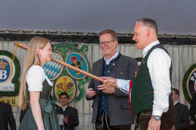 Muenchen, beim Brauertag auf dem Marienplatz Freisprechung der Jungbrauer und Jungbrauerinnen mit der Ferula durch Wirtschaftsreferent Dr. Christian Scharpf und Dr. Martin Leibhard *** Munich, at the Brewers Day on Marienplatz