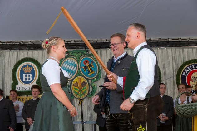 Muenchen, beim Brauertag auf dem Marienplatz Freisprechung der Jungbrauer und Jungbrauerinnen mit der Ferula durch Wirtschaftsreferent Dr. Christian Scharpf und Dr. Martin Leibhard *** Munich, at the Brewers Day on Marienplatz