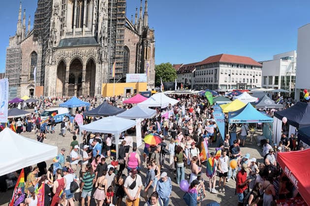 Christopher Street Day (CSD) auf dem Ulmer Muensterplatz (Foto vom 20.06.2026). Auf dem CSD in Ulm und Neu-Ulm trugen Teilnehmende eine ueber 100 Meter lange und 4,2 Meter breite Regenbogenfahne. Die Veranstalter bezeichnen sie als die groesste Regenbogenfahne Deutschlands. Der CSD steht in diesem Jahr unter dem Motto Von Ufer zu Ufer: Wir halten zusammen! und findet zum 15. Mal statt. EDITORIAL USE ONLY *** Christopher Street Day (CSD) at Ulm’s Muensterplatz. Photo taken on June 20, 2026. At the CSD in Ulm and Neu Ulm, participants carried a rainbow flag over 100 meters long and 4.2-meter-wide rainbow flag. The organizers describe it as the largest rainbow flag in Germany. This year’s CSD is themed From Shore to Shore Copyright: epd-bild ThomasxHeckmann 260620_Heckmann_Ulm_CSD_Regenbogenfahne_3563