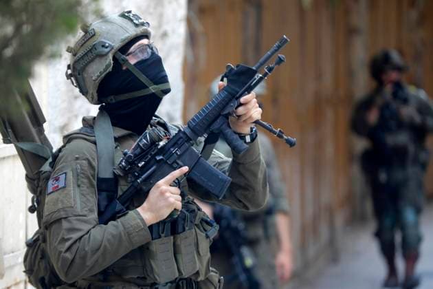 Israeli Soldiers Guard Settlers Tour in Hebron Israeli soldiers keep watch during a weekly Israeli settlers tour in Hebron, in the Israeli-occupied West Bank, June 20, 2026. Photo by Mamoun Wazwaz apaimages Hebron West Bank Palestinian Territory 200626_Hebron_MW_00(2) Copyright: xapaimagesxMamounxWazwazx xapaimagesx